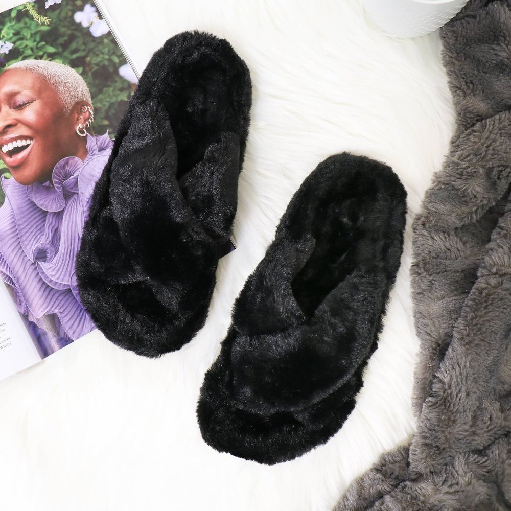 NWT Super Cozy Black Slipper